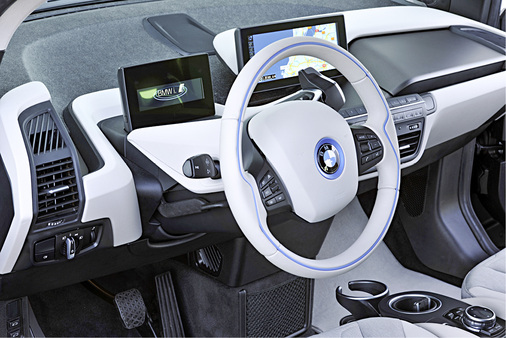 
Die Armaturen und Displays sind übersichtlich angeordnet, damit man sie immer gut im Auge hat.
