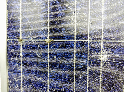 



Von Frontglas kann keine Rede mehr sein, eher von Glasbruch. Hotspots fressen sich bis zur Rückseite durch.
