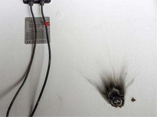 



Hier hat der Hotspot eines schadhaften Moduls sogar schon die Rückseitenfolie durchgebrannt.
