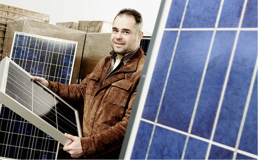 <p>
</p>

<p>
Hat nun jede Menge Scherereien: Michael Aigner von Aton-Solar. Er hat die Module an den Installateur verkauft.
</p> - © Foto: Aton-Solar

