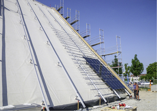 <p>
Der Abstand zwischen äußerer Dachhaut und Modulfläche beträgt 50 Zentimeter, für ausreichend Hinterlüftung ist also gesorgt.
</p>

<p>
</p> - © Foto: Dachland Berlin

