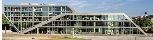 
Dynamische Formen, helle Arbeitsplätze und ein innovatives Energiekonzept unterstreichen die Ansprüche des Werkzeugdienstleisters in puncto Service- und Produktqualität.



