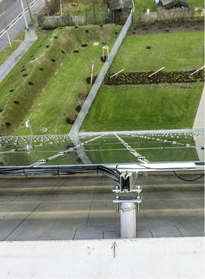 
Für Wartungsarbeiten stehen Sekuranten auf dem Flachdach zur Befestigung bereit. Die Arbeiter seilen sich dann ab und betreten die Fläche auf den Modulklemmen.



