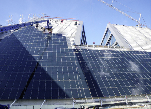 
Die Monteure verlegten die Module von unten nach oben. Alle Arbeiten wurden aufgrund der starken Neigung in Seilklettertechnik ausgeführt. 



