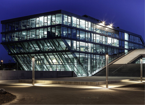 
An der Nordfassade des Gebäudes führt eine Freitreppe in einen großzügigen Loungebereich und in das zweigeschossige Betriebsrestaurant.



