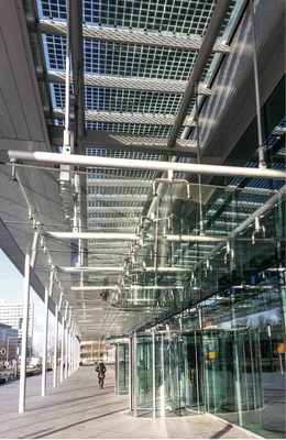 



Die Solarmodule bilden das semitransparente Vordach des Gebäudes.
