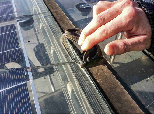 



Verlauf des Bruches vom Rand der Glas-Glas-Module. Die Erforschung der Ursachen erwies sich als aufwendig.
