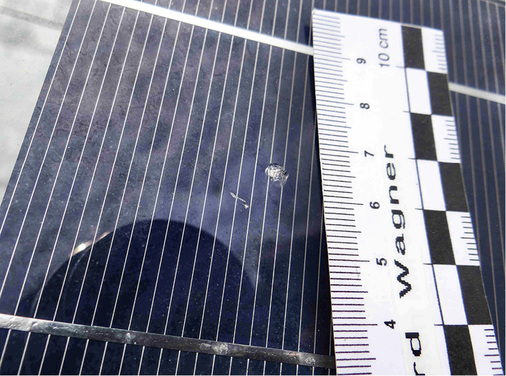 



Schaden ohne Bruch: Offenbar ist ein harter Gegenstand aufgeschlagen.
