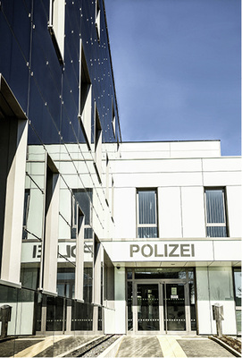 
An der Fassade hängen verschiedene Modulformate.
