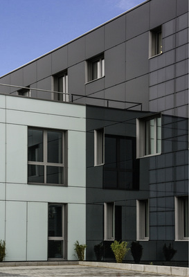 
Die schwarzen Module bilden einen scharfen Kontrast zu den weißen Glasscheiben am Querflügel.
