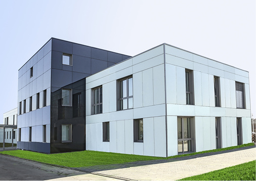 



Auf der Nordseite sind keine Module verbaut. Der Unterschied fällt aber überhaupt nicht auf.
