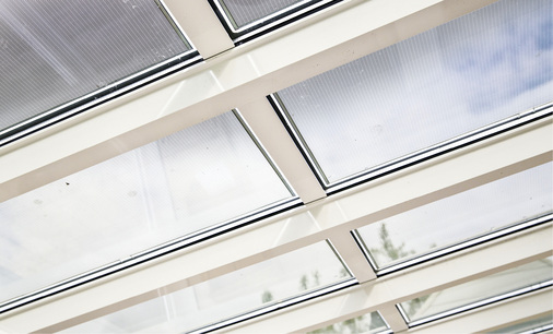 



Die Zellstruktur der hauchfeinen Beschichtung ist kaum zu erkennen. Die Transparenz der Glaselemente lässt sich variieren. Mit solchen Dünnschichtsystemen sind völlig neue Lösungen denkbar.
