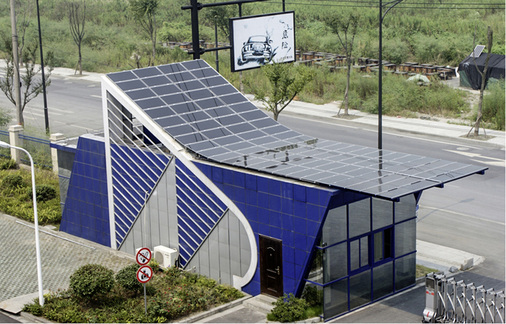 <p>
Beispiel einer Dachintegration und einer Solarfassade aus den CdTe-Modulen. Die rahmenlosen Module erlauben optisch weitgehend homogene Flächen.
</p>