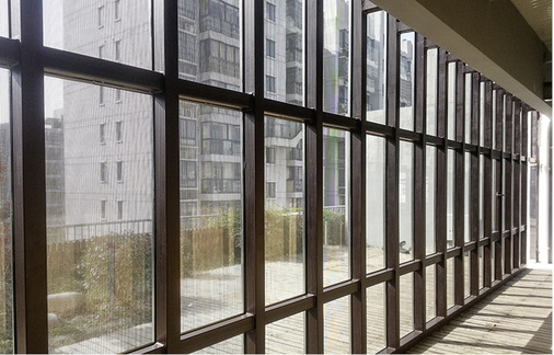 
Außenfassade mit Solarmodulen, die in fensterähnlicher Struktur angeordnet wurden: Auf diese Weise wird neben der Stromerzeugung zugleich eine gewisse Verschattung erzeugt, zum Schutz vor sommerlicher Überhitzung.
