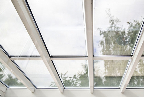 
Ähnliche Einbausituation in einem Dach: Der Unterschied zum Fenster liegt lediglich darin, dass man die Module nicht wie Fensterflügel öffnen kann.
