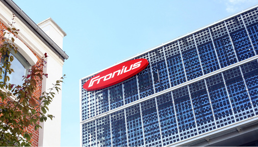 



Nicht einfach zu planen: Die Zellen hinter dem Logo liefern keinen Strom.
