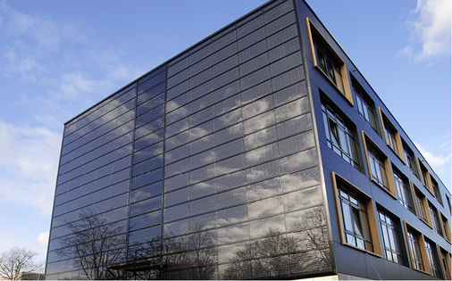 



Die Bäume spiegeln sich auf der Fassade, sie werfen aber keinen Schatten darauf.
