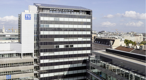 



In den unteren Etagen wandert der Schatten über die Solarfassade.
