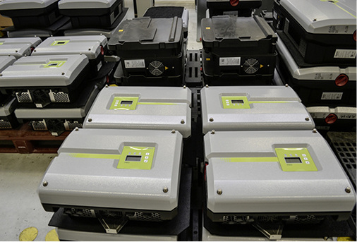 



Beim Design mitgedacht: Der grüne Streifen weist den Weg zum DC-Trennschalter.
