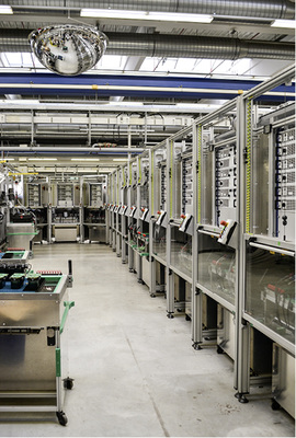 



Qualität steht ganz oben: Jeder Wechselrichter muss ein umfangreiches Prüfprogramm absolvieren.
