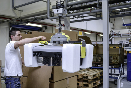 



... erst dann bekommt der Wechselrichter einen Deckel und geht auf die Reise.
