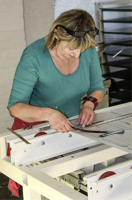 



Die Zellen werden von Hand aufgelegt, ebenso die Folien und die Zellverbinder. Der Nachbau von Modulen erfordert viel Erfahrung und Sorgfalt.
