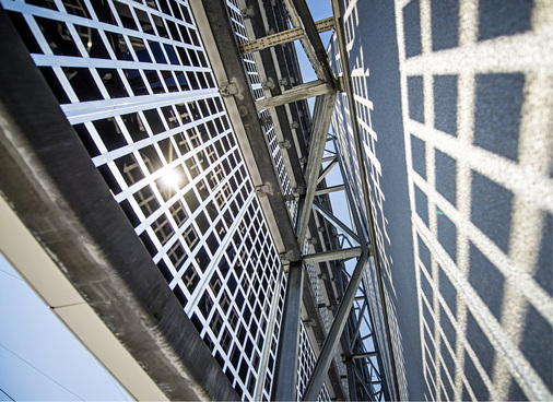 <p>
</p>

<p>
Die Installation von Photovoltaikanlagen in der Fassade ist gar nicht so kompliziert. Die Praxis kommt aus dem Bau von Glasfassaden.
</p> - © Foro: CSEM

