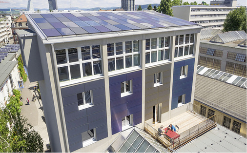 



Früher war es ein grauer Klotz. Die Solaranlage lockert die Fassade des einstigen Kohlesilos auf.
