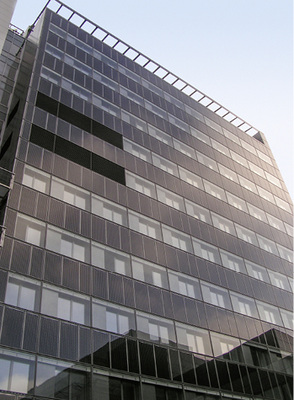 



Die Solarfassade ragt hoch über die Dächer Wiens.
