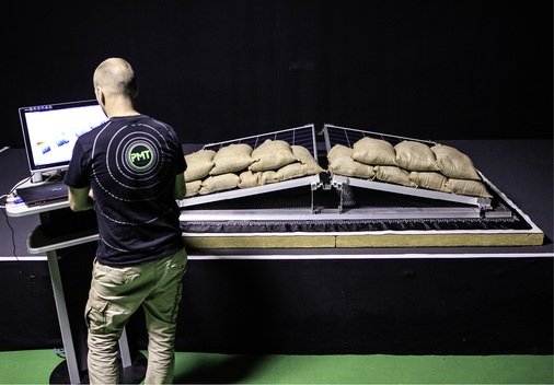 



Druckversuch an einem aerodynamischen Ost-West-Montagesystem für flache Gewerbedächer. Solche Tests hat PMT gemacht, um die eigenen Produkte zu optimieren.






