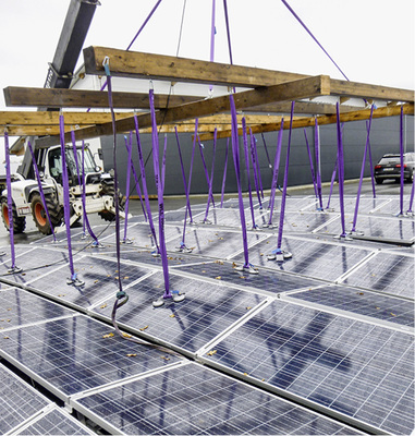 



Versuche gegen Abheben: Neben dem Druck spielen aerodynamische Kräfte einewesentliche Rolle, die den Solargenerator vom Dach saugen.
