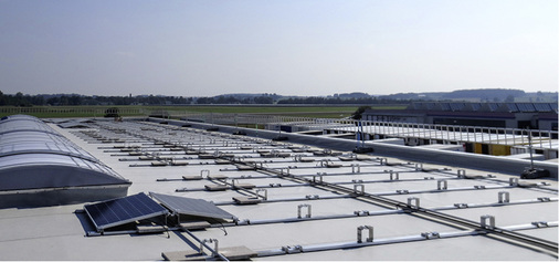 <p>
</p>

<p>
Vorbereitung des Montagesystems für eine größere Solaranlage auf dem Dach eines Unternehmens, das den Strom selbst nutzen möchte.
</p> - © Foto: PMT

