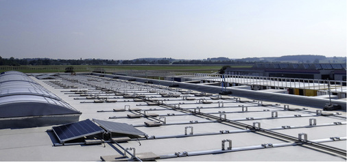 



Vorbereitung des Montagesystems für eine größere Solaranlage auf dem Dach eines Unternehmens, das den Strom selbst nutzen möchte.

