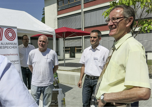 



Von links: Dirk Mayer von SBWW, Studiendirektor Tobias Kling und Roland Bernhard, Landrat im Landkreis Böblingen, auf einer Informationsveranstaltung.
