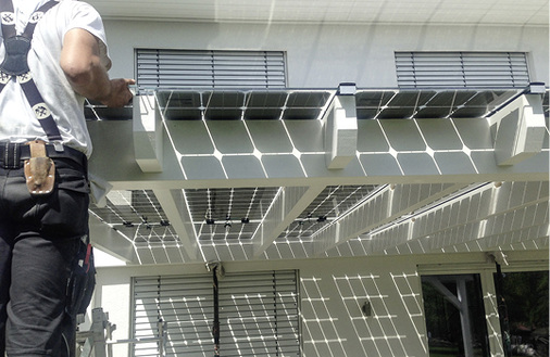 
Letzte Arbeiten am Terrassendach: Für SBWW ist die Photovoltaik die Basis eines Gesamtkonzepts, mit dem der Stromkunde seine Kosten minimiert. 
