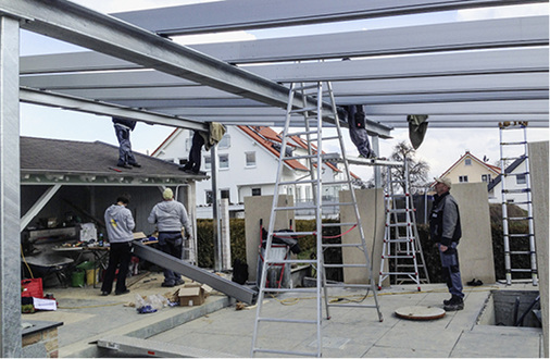 
Diese Überdachung einer Veranda überspannt eine größere Fläche als bei der Terrasse, deshalb ruht sie auf Stahlträgern.
