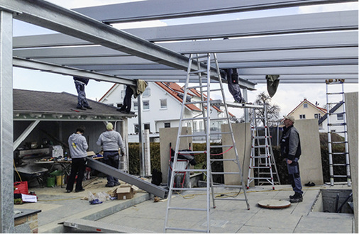 <p>
Diese Überdachung einer Veranda überspannt eine größere Fläche als bei der Terrasse, deshalb ruht sie auf Stahlträgern.
</p>