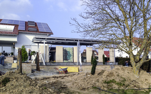 
Oft werden Terrassen, Veranden oder Carports mit Solarmodulen belegt, wenn die Kunden bereits gute Erfahrungen mit Photovoltaik auf dem Hausdach gemacht haben.

