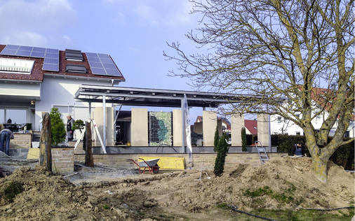 <p>
Oft werden Terrassen, Veranden oder Carports mit Solarmodulen belegt, wenn die Kunden bereits gute Erfahrungen mit Photovoltaik auf dem Hausdach gemacht haben.
</p>