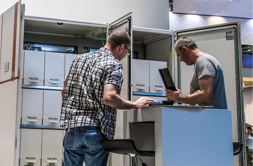 



Modularer Aufbau: Techniker prüfen den Betrieb eines Speichers mit Pacadu-Elektronik.
