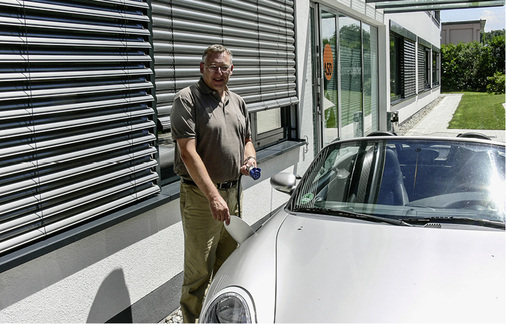 <p>
Firmenchef Wolfram Walter betankt sein Elektroauto mit Solarstrom.
</p>
