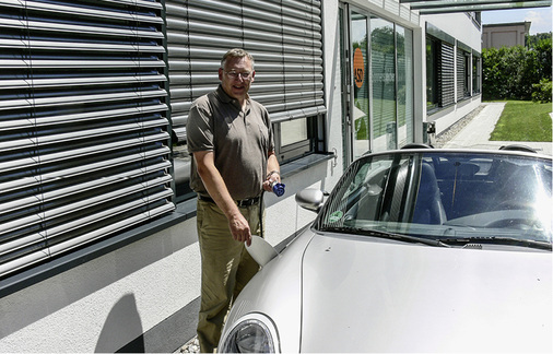 
Firmenchef Wolfram Walter betankt sein Elektroauto mit Solarstrom.
