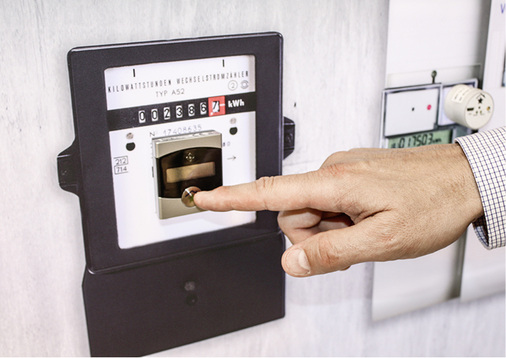 



Die Energy Control wird mit einem Magneten auf die Front des Zählers gesetzt. Sie registriert die Drehungen der analogen Zählerscheibe und meldet die Daten an die App des Kunden.
