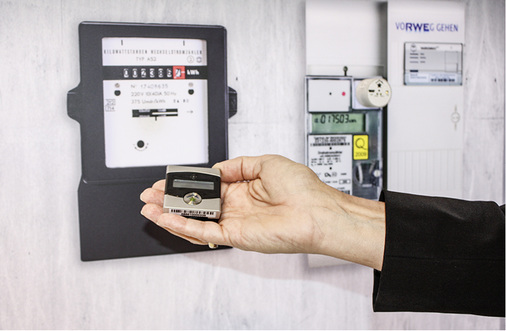 <p>
</p>

<p>
Das Produkt ist klein und handlich, sämtliche Funktionen sind darin vereint: Kamera, Elektronik, Magnete. Einen Smart Meter kann die Energy Control nicht ersetzen. Doch sie ist ein wichtiger Schritt zum elektronischen Zähler.
</p> - © Foto: HS

