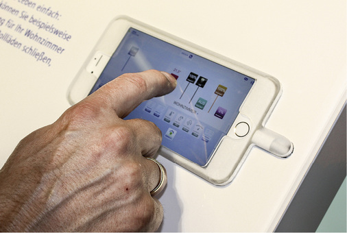



Der Energiemanager mit App zur Steuerung aller Systeme ist das Herzstück des vernetzten Hauses. Das System kann vollautomatisch laufen, lässt aber auch individuelle Eingriffe zu.
