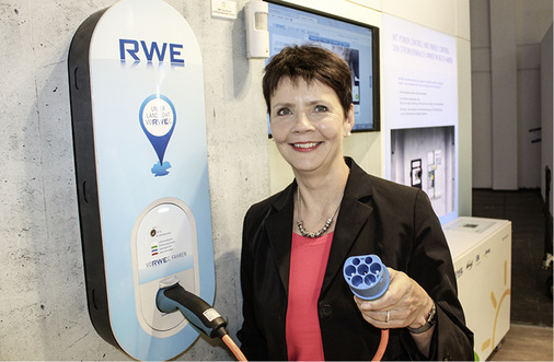 <p>
</p>

<p>
Ladeboxen für Elektrofahrzeuge gehören mittlerweile zur Photovoltaik und zum Energiemanagement dazu. RWE hat bundesweit bereits 6.000 solcher Wallboxen bei Privatkunden und Unternehmen installiert.
</p> - © Foto: HS

