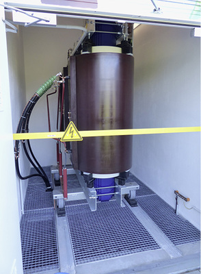 
Das Surren der Trafos ist nicht zu überhören, wenn ein Besucher um das Kraftwerk herumgeht.
