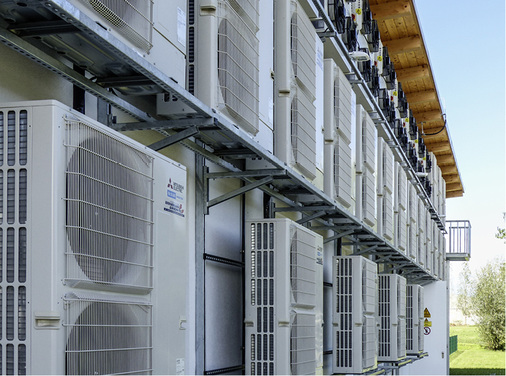 
Läuft: 35 Klimaanlagen an der Rückseite der Halle halten die Temperatur für die Akkus bei 23 Grad Celsius.
