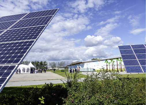 
Zwischen den Trackern hindurch erhascht auch der Zaungast einen Blick auf den neuen Speicher.
