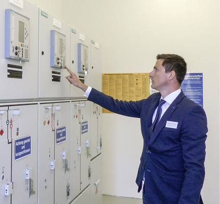 
Andreas Wendrock, einer der Projektleiter bei Energiequelle, prüft, ob die Daten der Trafos den Vorgaben entsprechen.
